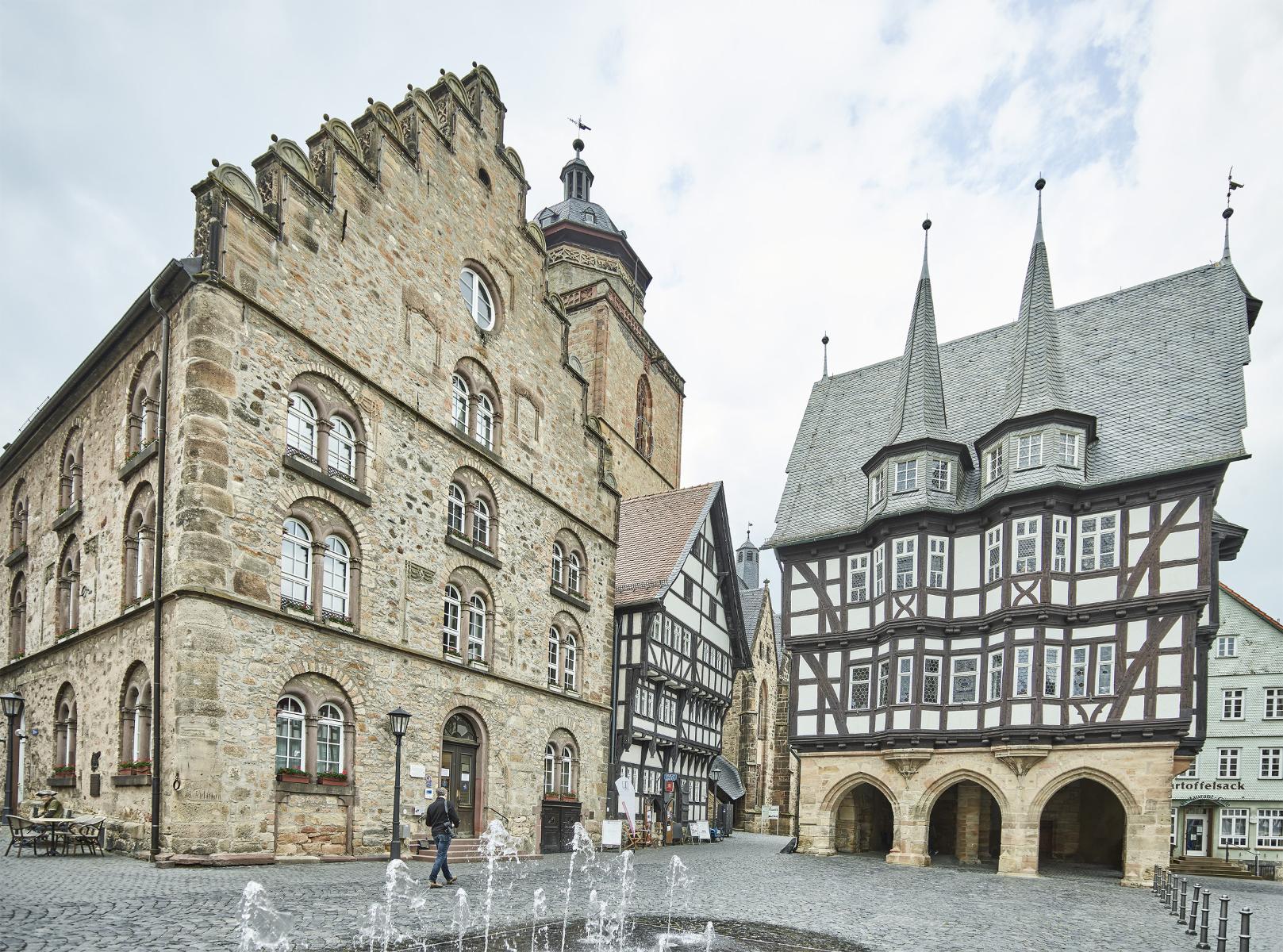 Über 400 Fachwerkhäuser aus sieben Jahrhunderten dominieren das Altstadtbild einer der schönsten Kleinstädte Deutschlands. Idyllische Plätze und verwinkelte Gassen laden ein zum Entdecken, Verweilen und Erleben. Allen voran der Marktplatz mit dem weltbekannten Rathaus. Vielfältige Themen- und ...
                 title=