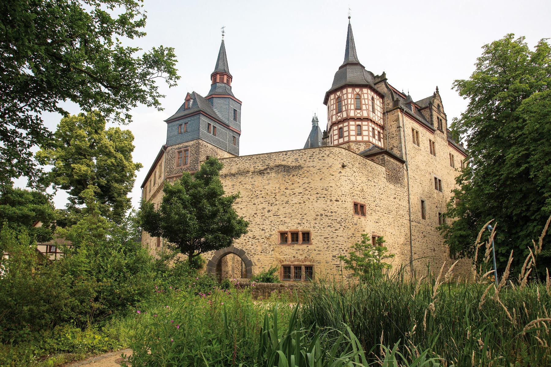 Romrod - das zentralste Schloss Deutschlands
Zentrum der Kernstadt von Romrod ist das Schloss. Wie aus dem Märchen erscheint der Bau mit seinen hohen Türmen und Mauern. Einst eine staufische Wasserburg so scheint das Schloss bis heute die Stadt zu beherrschen. Doch läßt sich hier nicht nur fürstl...