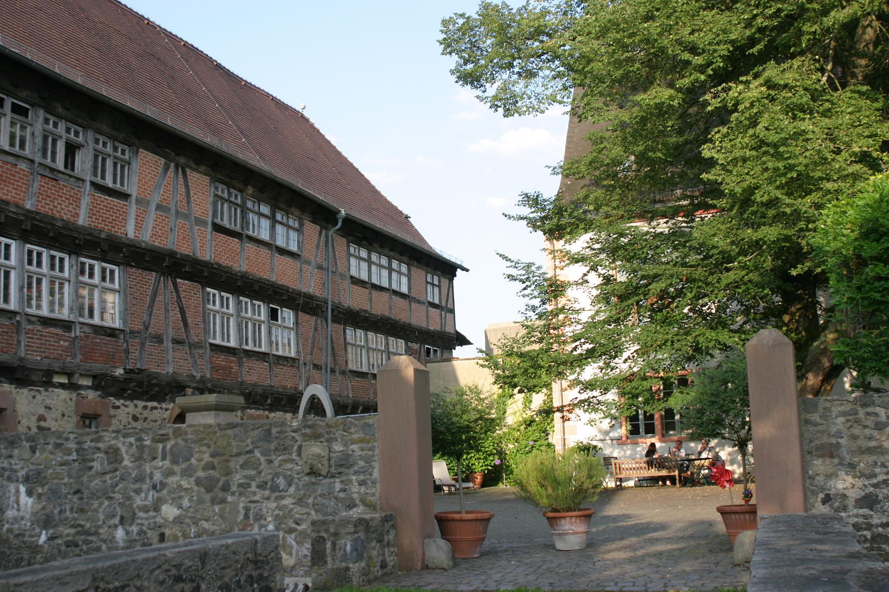 Die einstige Höhenburg aus dem 13. Jahrhundert war namensgebend für den Ort Burg-Gemünden in der Gemeinde Gemünden im Vogelsberg.