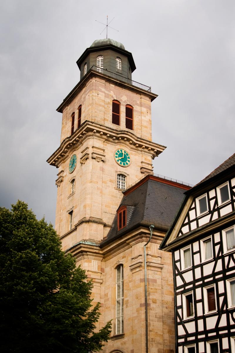Bei der evangelischen Stadtkirche, die bereits einen gotischen Vorgängerbau hatte, handelt es sich um eine spätbarocke Hallenkirche. Sie liegt direkt am Marktplatz und in Nachbarschaft der Burg. Errichtet wurde sie von den Baumeistern Georg und...