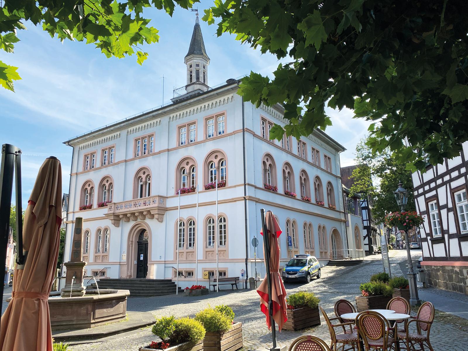 Das Rathaus der ehemaligen Residenzstadt Lich im Vogelsberg in Hessen wurde 1847-50 im Stile des Historismus erbaut.
                 title=