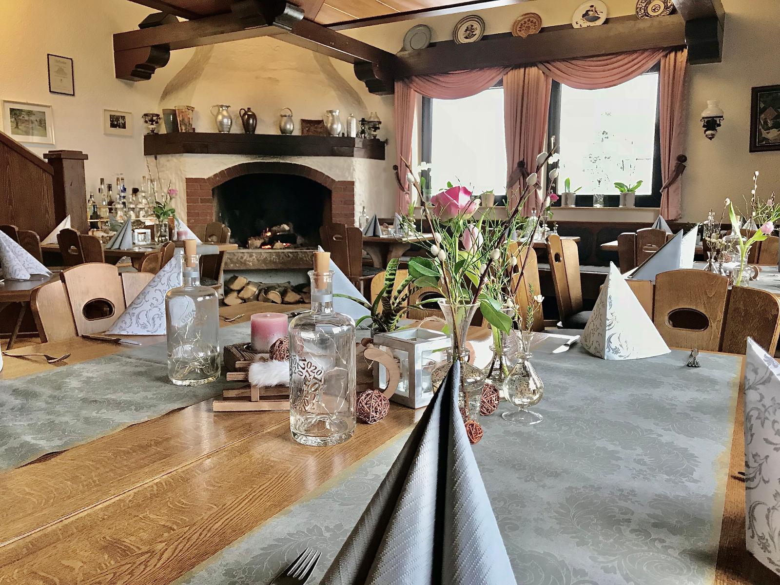Das Gasthaus Graulich ist für seine gute Küche bekannt und gehört zu den Betrieben von "der Vulkan kocht". Frische und Qualität zeichnen Ihre Küche aus, neben gutbürgerlichen auch modernen Gerichten auf der Standardkarte gibt es aktuelle Saison...