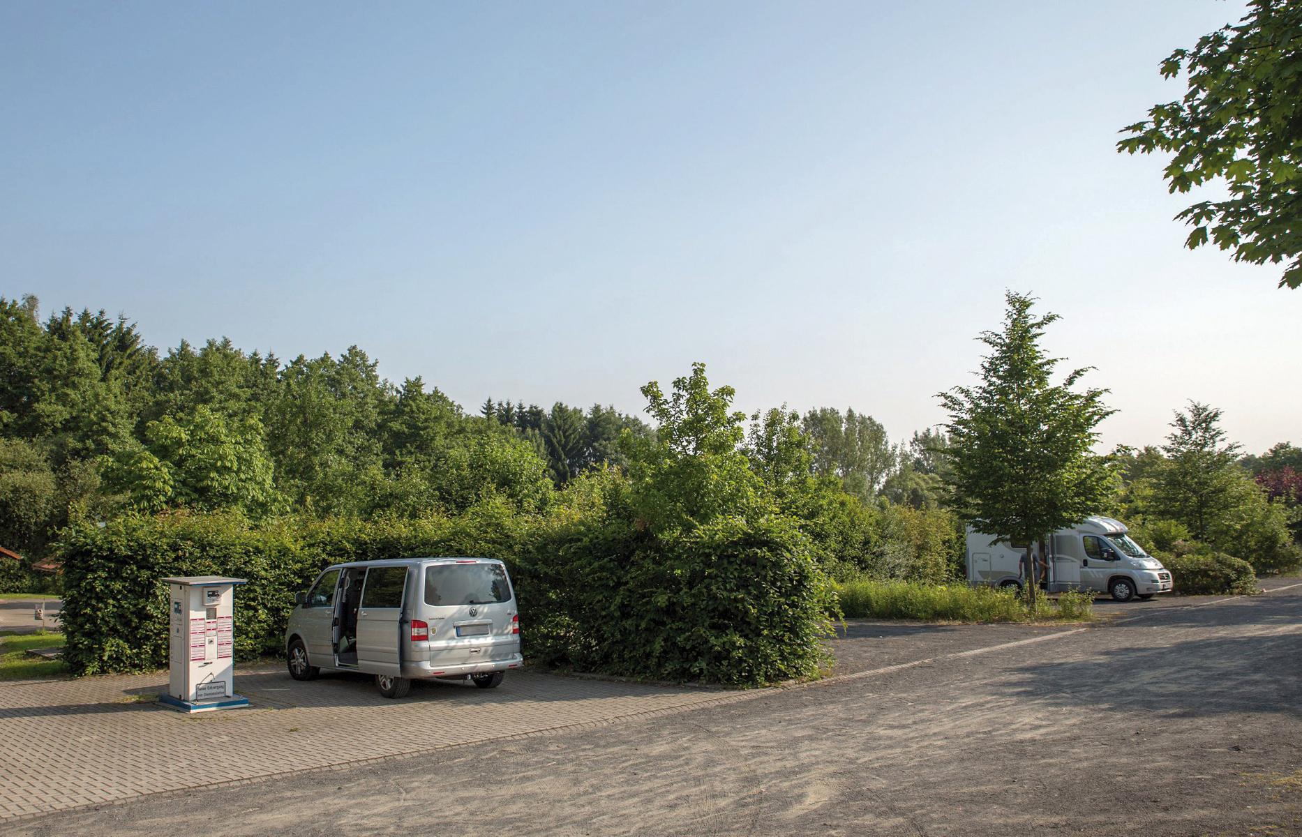 Der Wohnmobilstellplatz im hessischen Schwalmtal-Storndorf im Vogelsberg ist parcelliert und mit Ver- und Entsorgungsstation ausgestattet.