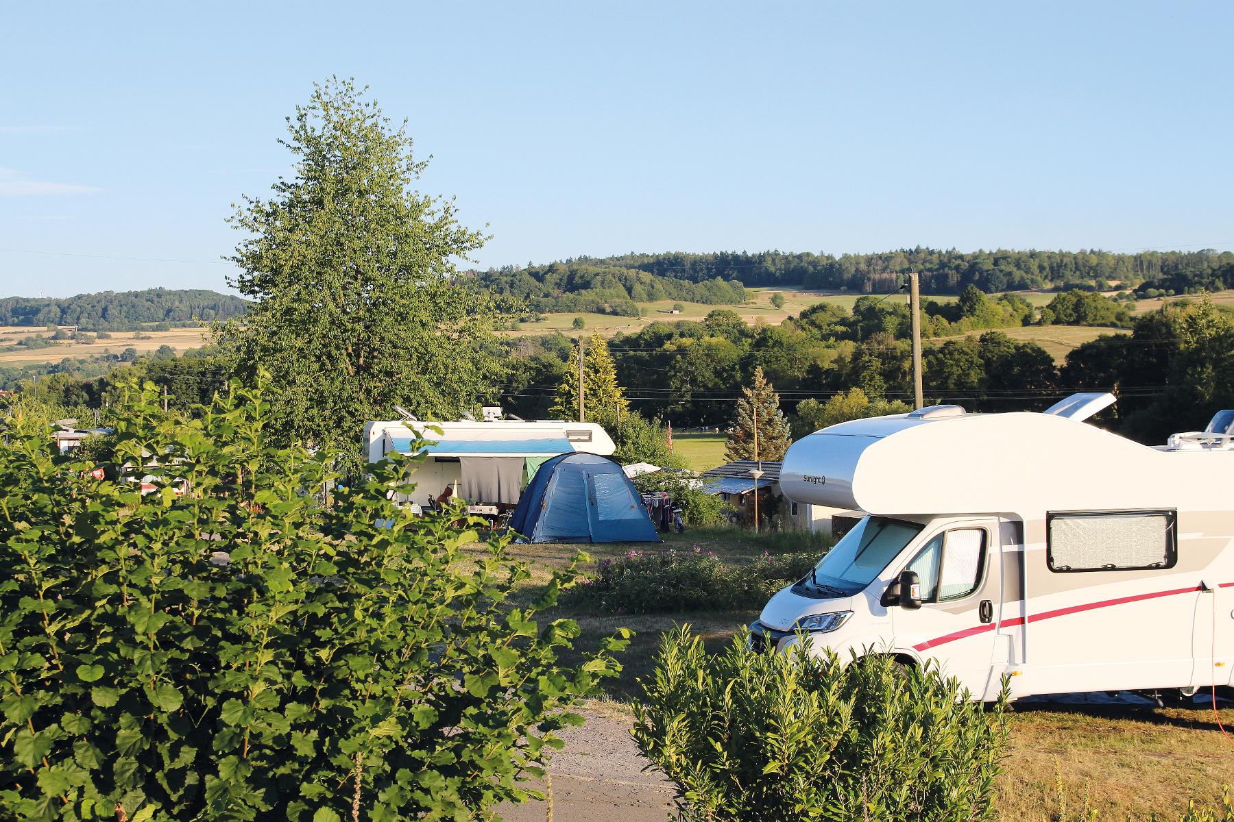 Der terrassierte Campingplatz in Mücke/Groß-Eichen liegt direkt am Waldrand umgeben von herrlicher Vogelsberg-Landschaft im Herzen Hessens.
                 title=