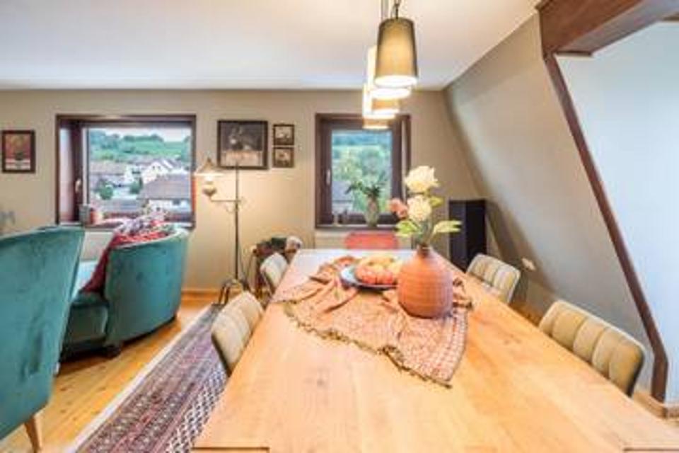 Unsere Ferienwohnungen befinden sich auf zwei Etagen eines Fachwerkhaus mitten in Hessen in der Vulkanregion Vogelsberg und bieten Ihnen eine Fläche von insgesamt 110 m². Die geräumige Wohnung im 2. OG verfügt über zwei Schlafzimmer mit hochwertig...