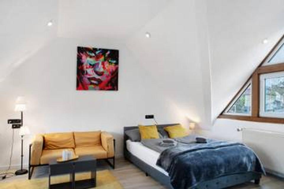 Das Einzimmerapartment "Vogelsberger Bett die 2" befindet sich in Alsfeld und ist perfekt für einen unvergesslichen Urlaub mit Ihren Lieben. Die 36 m² große Unterkunft besteht aus einem Wohn-/Schlafraum mit einem Doppelbett, einer voll ausgestatteten Küche mit Geschirrspüler und 1 Badezimmer und ...
