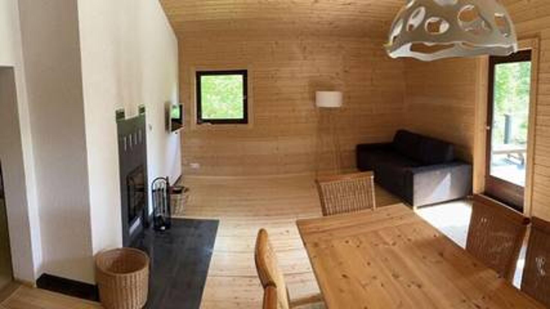 Beschreibung der Unterkunft Das Chalet Vogelsberg ist ein uriges Holzhaus inmitten eines großen eingewachsenen Grundstücks. Hier sind Sie ganz für sich und können mit Familie, Freunden, allein oder zu zweit herrlich entspannen. Eine große Terrasse...