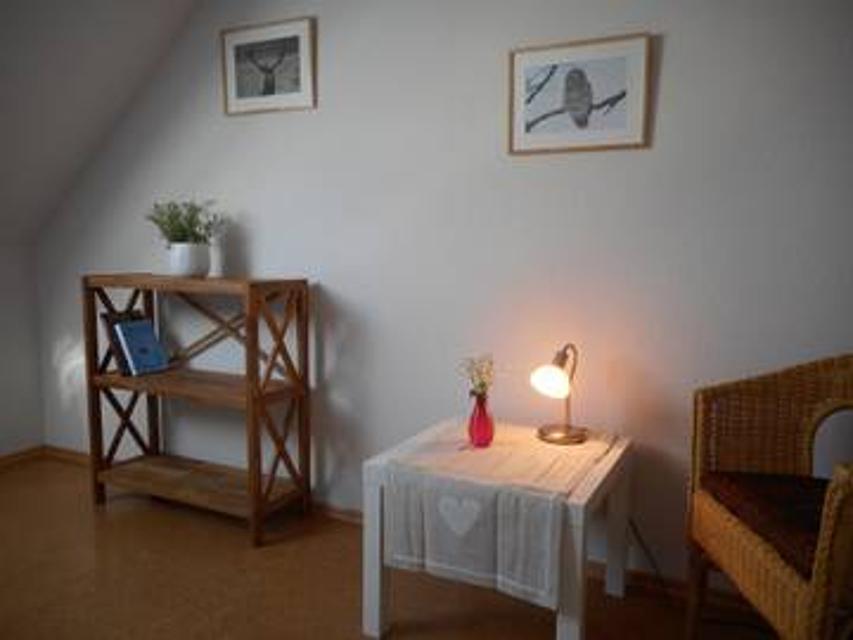 Mit Blick auf den Vogelsberg ist die Ferienwohnung Sandhasen in Lauterbach (Hessen) perfekt für einen entspannten Urlaub. Die 88 m² große Unterkunft besteht aus einem Wohnzimmer, einer voll ausgestatteten Küche, 3 Schlafzimmern und 1 Badezimmer un...