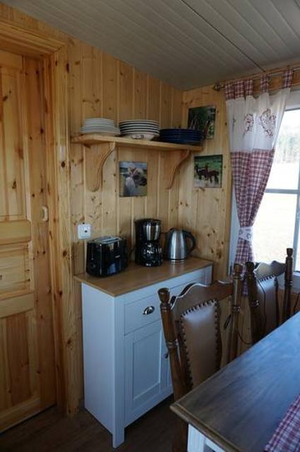 Das Ferienhaus Tinyhouse Alpakawiese befindet sich in Schlitz und ist perfekt für einen unvergesslichen Urlaub mit Ihren Liebsten. Die 16 m² große Unterkunft besteht aus einer gut ausgestatteten Küche, 1 Schlafzimmer und 1 Badezimmer und bietet so...
