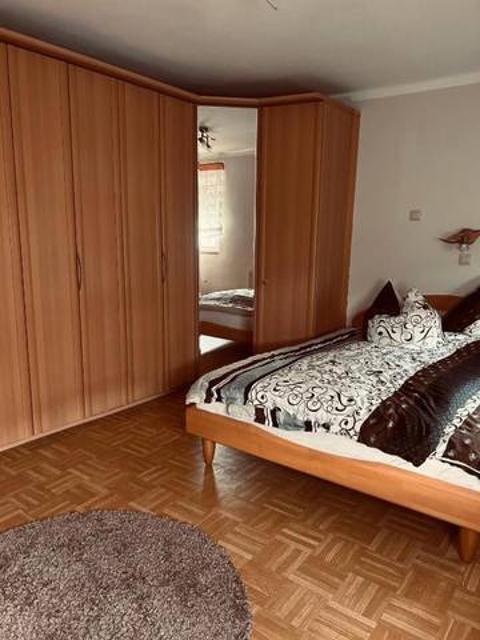 Die Ferienwohnung Langes mit stufenlosem Innenbereich befindet sich in Freiensteinau und ist die ideale Unterkunft für einen entspannten Aufenthalt. Die 85 m² große Unterkunft besteht aus einem Wohnzimmer, einer voll ausgestatteten Küche, 2 Schlaf...