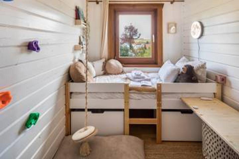 Das Ferienhaus Almhütte mit Tiny House in Ulrichstein ist die perfekte Unterkunft für einen stressfreien Urlaub mit Ihren Lieben. Die 2-stöckige Unterkunft besteht aus einem Wohnzimmer mit Schlafcouch für eine Person, einer voll ausgestatteten Küche, 4 Schlafzimmern und 2 Bädern und bietet somit ...