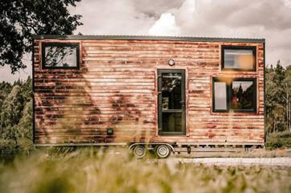 Das Ferienhaus Almhütte mit Tiny House in Ulrichstein ist die perfekte Unterkunft für einen stressfreien Urlaub mit Ihren Lieben. Die 2-stöckige Unterkunft besteht aus einem Wohnzimmer mit Schlafcouch für eine Person, einer voll ausgestatteten Küc...