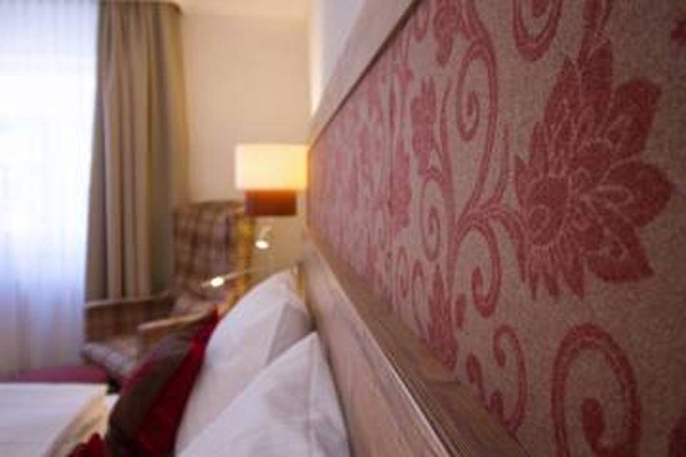 Beschreibung Das Hotel mit seinen 36 Zimmer ist mit viel Liebe zu dem geworden was es heute ist, ein gemütliches Familienhotel mit liebevoll und individuell gestalteten Zimmern, die an Komfort und 4-Sterne-Standard nichts missen lassen. Der ganzen...