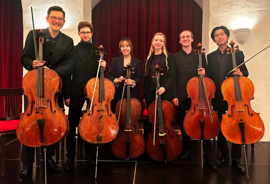 Cello Weltmeister Wen-Sinn Yang mit seiner Meisterklasse, bestehend aus 6 Cellisten, bieten ein wahres Cello-Feuerwerk das von dem Orgel-Virtuosen Frank Hoffmann begleitet wird