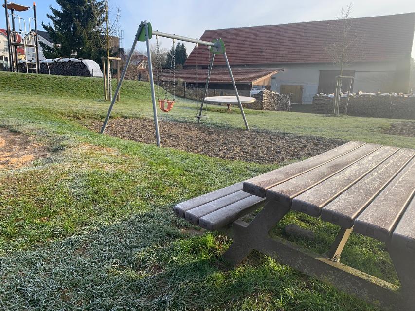 Kinderspielplatz mit Umzäunung im Wohngebiet Wohnpark Nucourt.