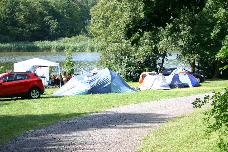 Campingpark direkt am Gederner See für Wohnwagen, Zelte und Wohnmobile. Reisemobilhafen vor dem Tor.