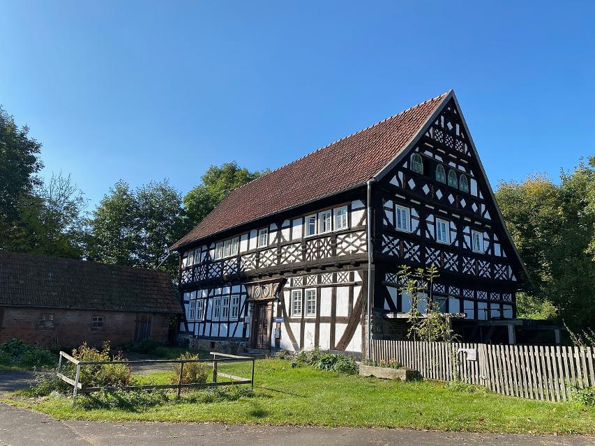 Die Teufelsmühle, in der Mundart auch bekannt als Hansenmühle, ist ein Fachwerkhaus und eine ehemalige Wassermühle in Ilbeshausen-Hochwaldhausen, einem Ortsteil von Grebenhain. Die aufwendig verzierte Fachwerk-Mühle stammt aus dem Jahr 1691 und steht unter Denkmalschutz. Aufgrund der...