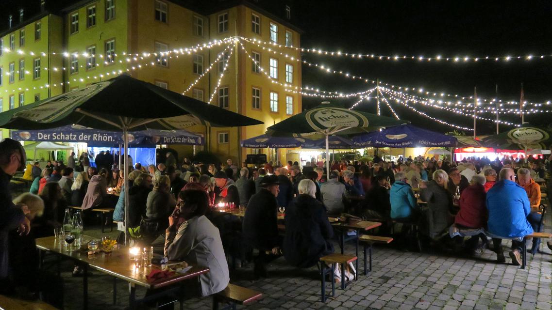 Weinfest im romantischen Hof von Schloss Gedern mit Live-Musik und Gederner Fingerfood