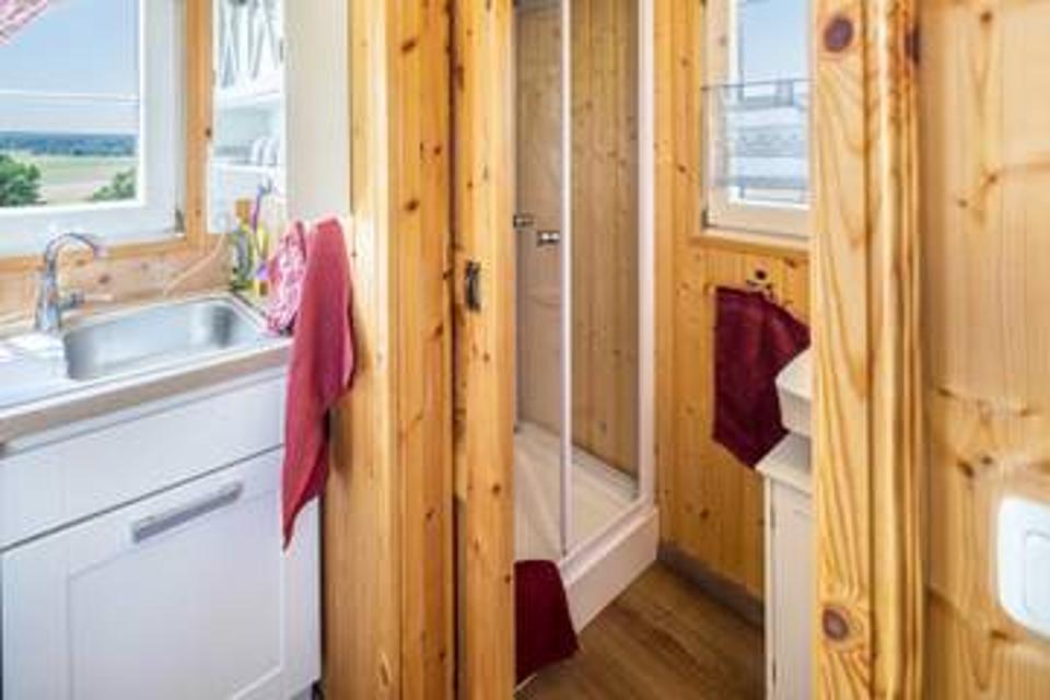 Das Ferienhaus Tinyhouse Alpakawiese befindet sich in Schlitz und ist perfekt für einen unvergesslichen Urlaub mit Ihren Liebsten. Die 16 m² große Unterkunft besteht aus einer gut ausgestatteten Küche, 1 Schlafzimmer und 1 Badezimmer und bietet somit Platz für 4 Personen. Zur Ausstattung...