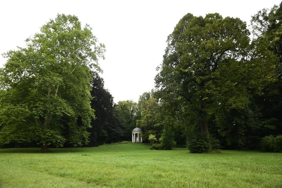 Der Landschaftspark ist nach englischem Vorbild angelegt worden.
Der ehemaliger Schlosspark des Fürsten Heinrich XLIII. von über 30 ha Fläche steht unter Denkmalschutz, mit Kleindenkmalen wie der von Schinkel entworfenen Exedra, einer klassizistis...