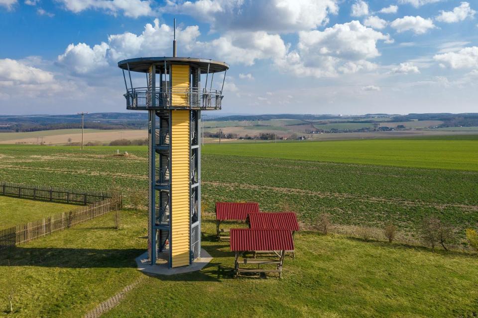 Der 2007 eingeweihte Turm hat eine Höhe von insgesamt 12,50 m mit einer Aussichtsplattform in 10m Höhe. Er befindet sich zwischen Wildetaube, Altgernsdorf und Wittchendorf im Thüringer Vogtland und steht auf einer Geländehöhe von 376 m ü NN. Vom Turm aus hat man einen herrlichen Blick über das Vo...