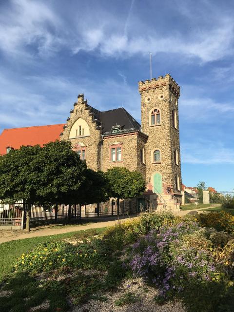 Das Stadtmuseum und Schulmuseum befindet sich im Turmgebäude des Ronneburger Schlosses und wird vom Heimatverein der Stadt Ronneburg betreut.
Im Turmgebäude informiert der Heimatverein über historisches Zeitgeschehen und zeigt, wie Generationen vo...