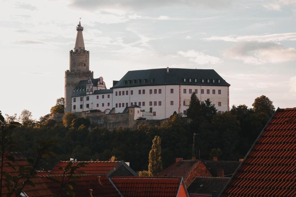 Stolz thront die Osterburg über der Landschaft, die über Jahrhunderte durch die Vögte geprägt wurde. Die kaiserlichen Verwalter ließen die Burg ab 1163 errichten, rund 30 Jahre dauerte ihr Bau. Besucher der Osterburg können sich heute im 
Museum z...