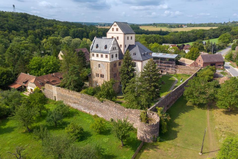 Schloss Mildenfurth in der Nähe von Weida ist eine Kuriosität unter den Thüringer Baudenkmälern. Ursprünglich wurde es im Jahr 1139 von Heinrich II. Vogt von Weida als Prämonstratenserkloster gegründet. Doch im 16. Jahrhundert wurde die dreischiff...