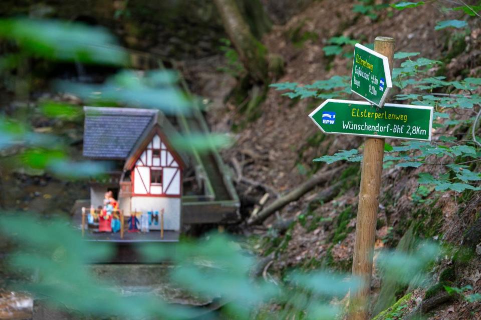 Der Wünschendorfer Mühlenbesitzer Herbert Schulze hatte 1927 die Idee, im idyllischen Kamnitzgrund einen Märchenwald zu erschaffen. Er gab die ersten beiden Wasserspiele in Auftrag – eine Goldschmiede und das Märchenhaus, das die Geschichte vom Ro...