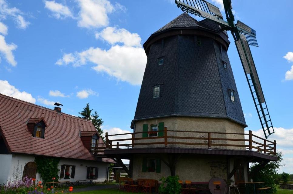 Bestaunen Sie die einzigartige 
Gallerieholländer-Windmühle, welche ein einmaliges Sackmuseum in der Knapp-Mühle in Linda bei Neustadt an der Orla beherbergt und erleben Sie gesellige Stunden in der Mühle.
Bei einem Rundgang durch die fünf Stockwe...
