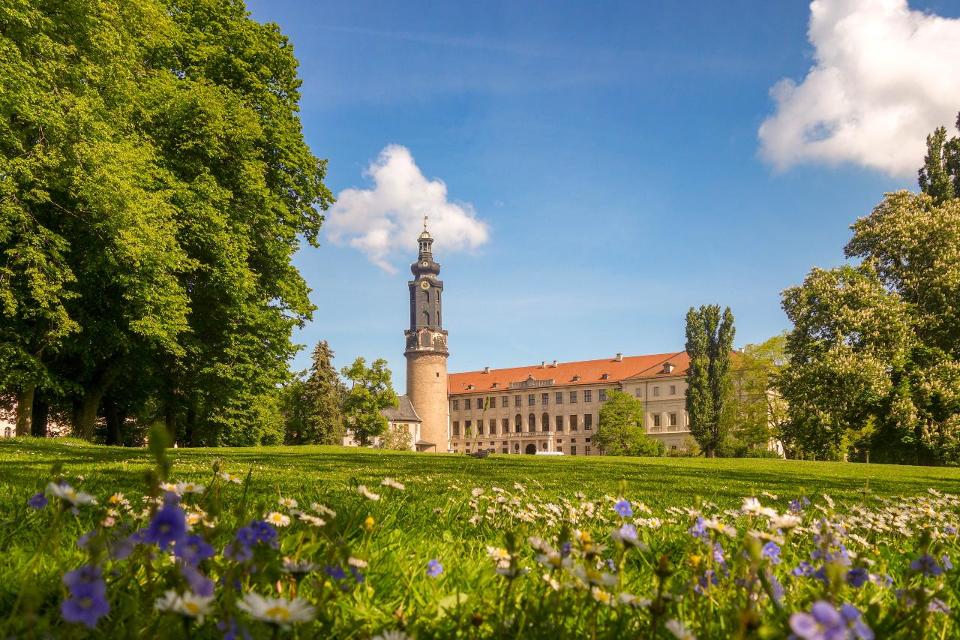 Die ehemalige Residenz der Herzöge von Sachsen-Weimar und Eisenach ist ein geschichtsträchtiger Ort. Sie bildete über mehrere Jahrhunderte das kulturelle Herz der Stadt. Hier lebten und wirkten die kunstsinnigen Ernestiner fast 400 Jahre in der Ge...