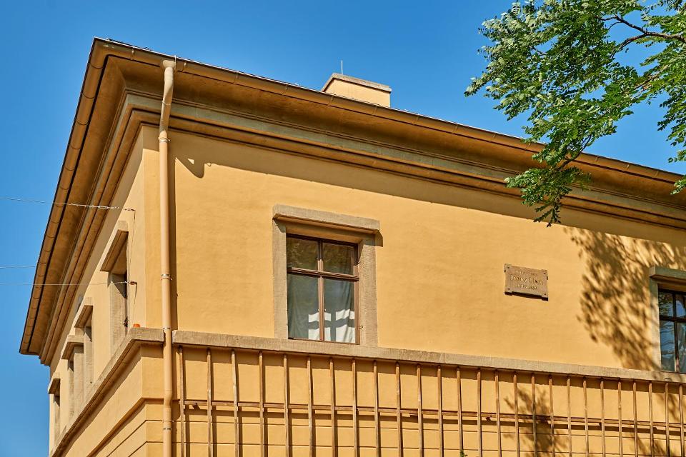 In dem ehemaligen Hofgärtnerhaus am Rande des Parks an der Ilm lebte Franz Liszt von 1869 bis zu seinem Tod im Jahr 1886. Hier unterrichtete er zahlreiche junge und begabte Pianisten aus dem In- und Ausland. Bereits 1887 ließ Großherzog Carl Alexa...