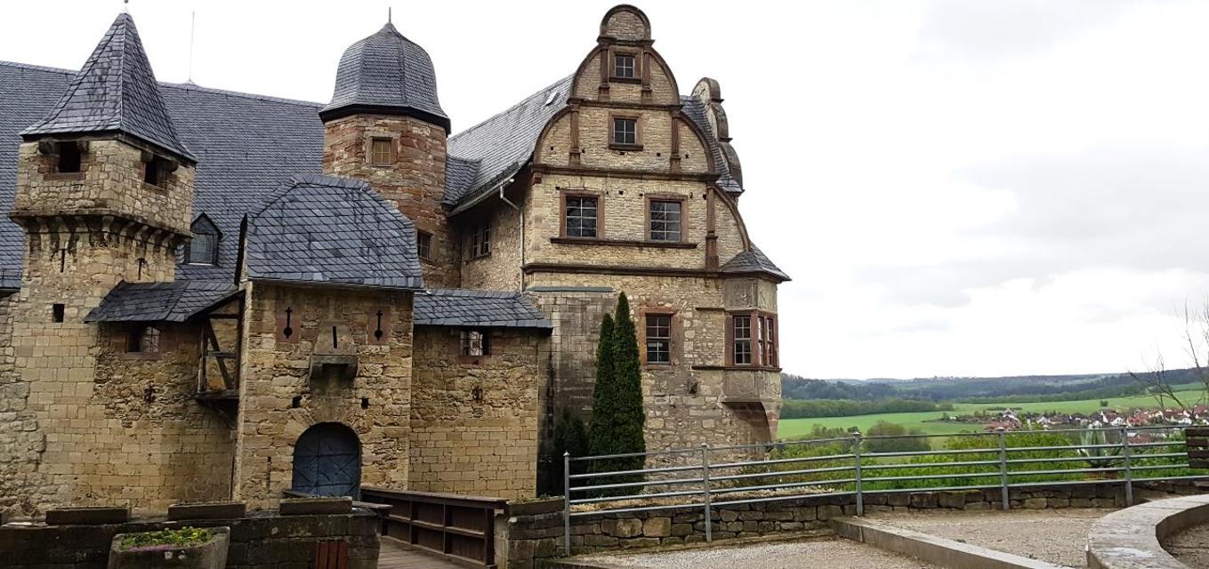 Im Jahr 1143 war die urkundliche Ersterwähnung der Herren von Kranichfeld, 1651 erhielt der Ort das Stadtrecht.
Die Schlossanlage ging aus einer mittelalterlichen Burg zur Absicherung der Handelswege durch das Ilmtal hervor. Heute erkennt man imme...