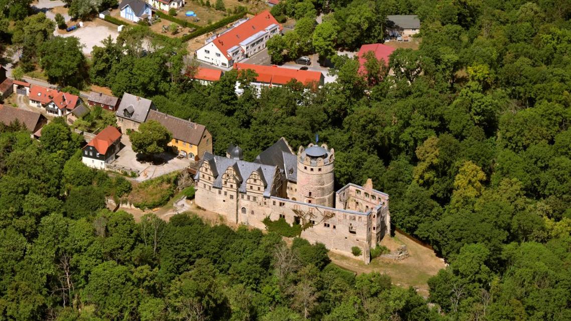 Das Schloss mit einer Droleriefigur* in pikanter Pose Namens “Leckarsch”
Das Oberschloss, ein Burgschloss, steht auf einer aus dem Kranichberg vorspringenden Bergspitze. Es wurde im 12. Jahrhundert im romanischen Stil erbaut. Im Jahre 1453 wurde e...