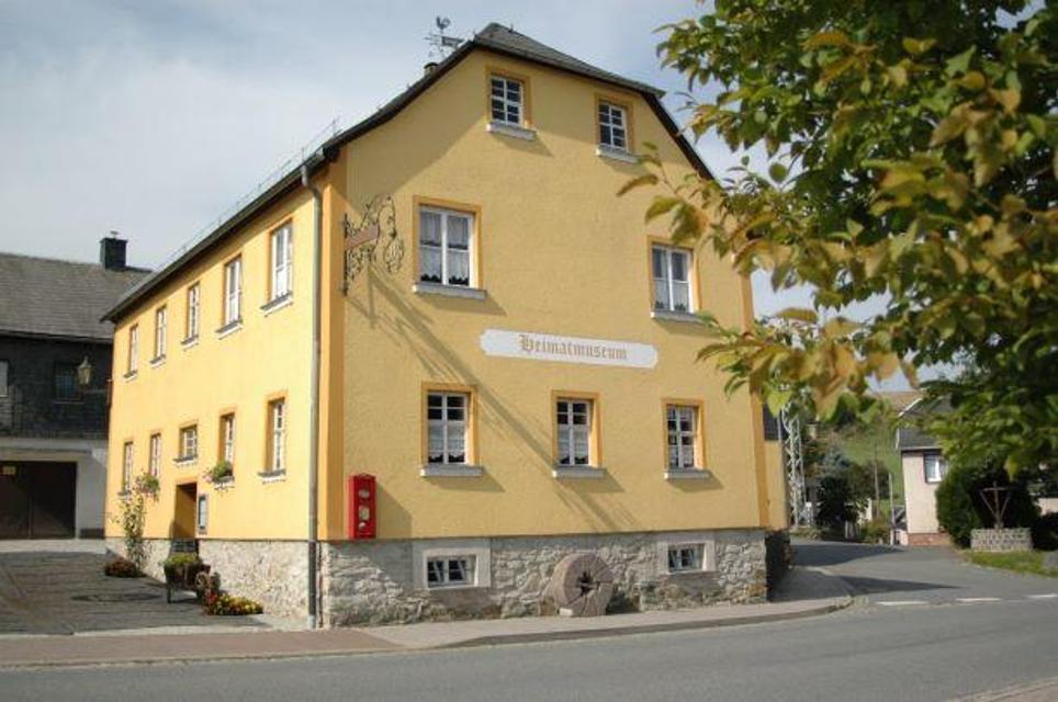 Es liegt im Ort Harra der Gemeinde Rosenthal am Rennsteig - unmittelbar an der Ortsdurchfahrt und ist für jeden Besucher leicht zu finden. (gelbes Haus an der Straße) Im März 1998 gründete sich der Museumsverein, der sich zunächst die Gebäudeerhal...