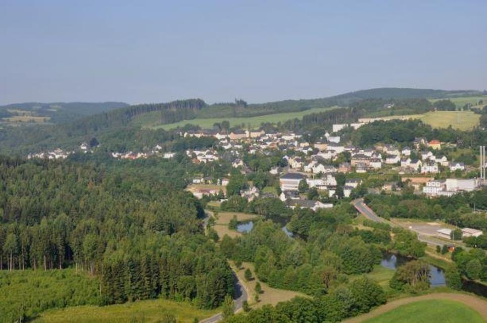 Blankenstein wurde 1392 erstmals urkundlich erwähnt und hat heute 1100 Einwohner. Die Gemeinde liegt inmitten des südöstlichen Teils des Naturparks Thüringer Schiefergebirge/Obere Saale an den Hängen der sich hier öffnenden Flusstäler von Saale, S...