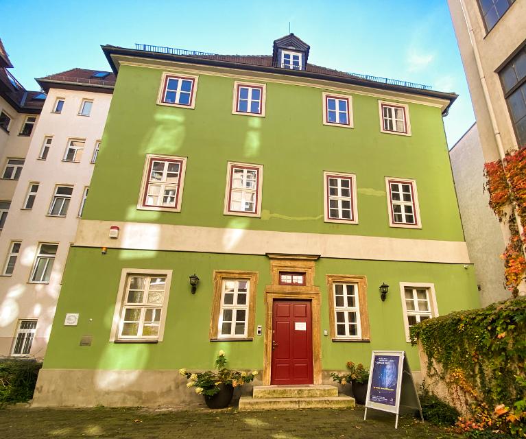 Das Romantikerhaus Jena, im ehemaligen Wohnhaus des Philosophen Johann Gottlieb Fichte, ist heute Literaturmuseum zur Jenaer Frühromantik.
Hier wird nicht nur an das legendäre Romantikertreffen von 1799 erinnert, sondern auch die überragende kultu...