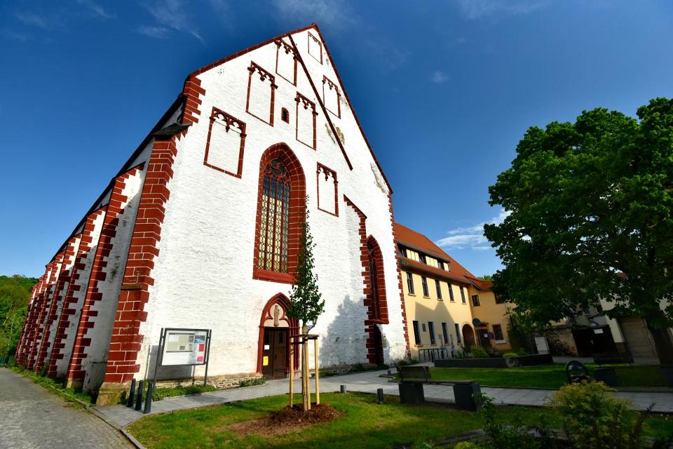 In der ersten Hälfte des 13. Jahrhunderts entstand eine kleine Kapelle in der Nähe des 1267 erstmals erwähnten Klosters der Franziskanermönche.
Um 1350 begann der Bau der frühgotischen Kirche. Nach der Reformation wurde sie zur einzigen Stadt- und...