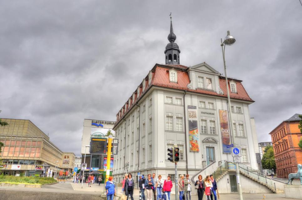 Das Stadtmuseum ist bereits seit über 100 Jahren in einem in der Innenstadt gelegenen, barocken Gebäude mit hohem Dachreiter und einladender großer Treppe untergebracht. Mit seinen umfangreichen kulturhistorischen Sammlungen gehört es zu den ersten Museen Thüringens, deren Gründung auf bürgerscha...