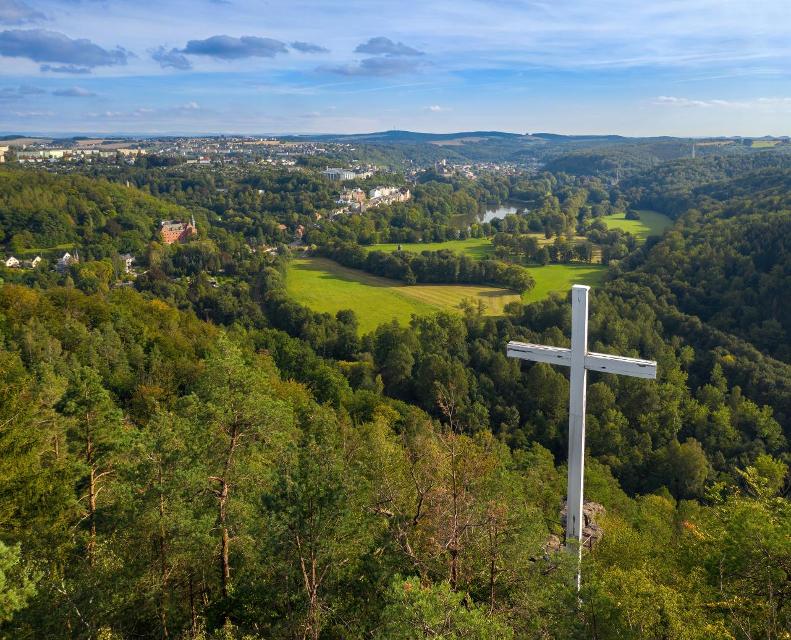 Gern besuchtes Ausflugsziel mit einem wunderschönen Ausblick auf die Stadt Greiz.
375 m über NN auf dem weithin sichtbaren Hirschstein befindet sich das „
Sophienkreuz“, im Volksmund aber meist als „Weißes Kreuz“ bekannt.
Der damals regierende Für...