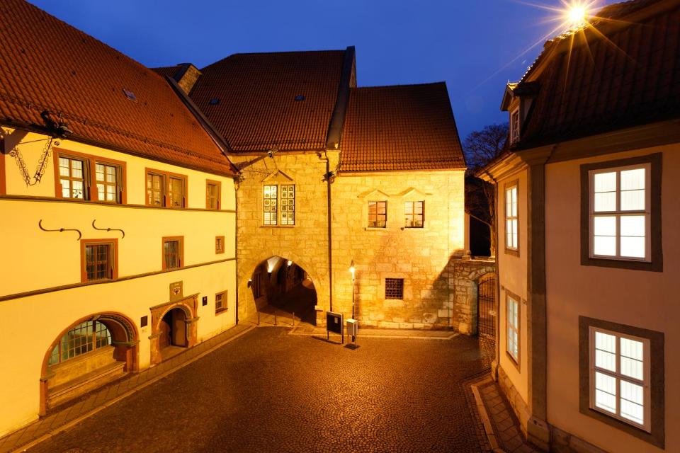 Als Symbol städtischer Einheit wurde um 1270/80 genau auf der Grenze von Alt- und Neustadt der erste Rathausbau errichtet. Nach einem Brand um 1330 im Obergeschoss erneuert und nach Westen beträchtlich erweitert, bilden dieser gotische Kernbau und...