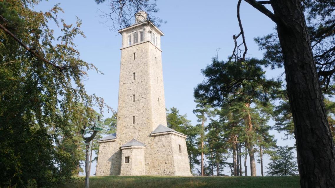 Ein Turm zu Ehren der Großherzogin Caroline von Sachsen-Weimar-Eisenach
Der Kiliansrodaer Carolinenturm, eines der beliebtesten Ausflugs- und Wanderziele im Weimarer Land, steht auf dem etwa 4 km nördlich der Stadt Blankenhain gelegenen Kötschberg...
