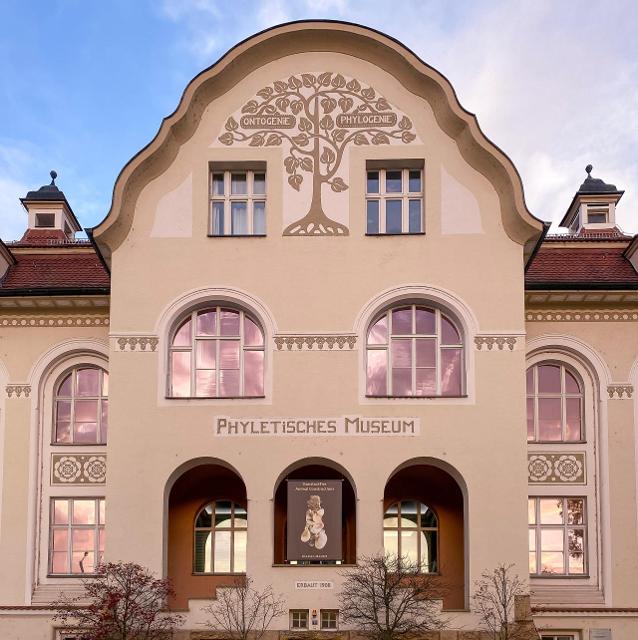 Das von Ernst Haeckel begründete Phyletische Museum ist eine weltweit einzigartige Institution. Von Anbeginn ist es nicht nur ein naturkundliches Museum, sondern vor allem eine Stätte, an der die Entwicklung des Lebens dem allgemeinen Verständnis ...