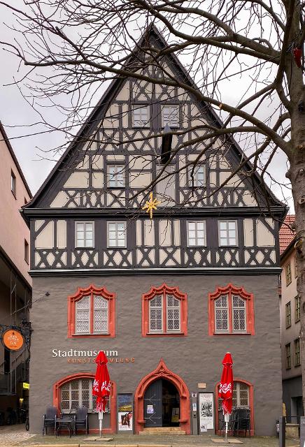 Das am nördlichen Ende des Jenaer Marktes gelegene Gebäude, das seit dem 13. Jahrhundert u.a. als Wohnhaus, Mühle und Weinrestaurant diente, beherbergt heute das Stadtmuseum. Es zeigt auf mehreren Etagen die Entwicklung Jenas von der Stadtentstehu...