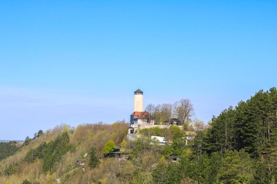 Allein die Lage lohnt bereits einen Ausflug! Hoch über der Saale thront der Turm, welcher die älteste Berggaststätte Jenas ist. Der Fuchsturm ist der weithin sichtbare Rest einer Burgengruppe aus dem Mittelalter. 1784 wurde der Turm erstmals zugän...