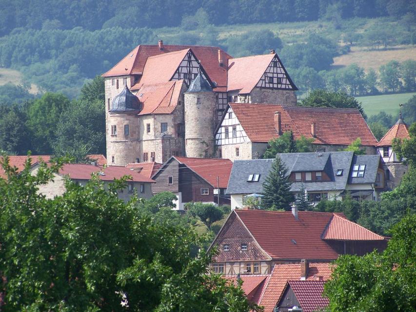 Die Johanniterburg - das Wahrzeichen von Kühndorf - ist ehemaliger Ansitz der 1137 erstmals urkundlich genannten Herren von Kühndorf und befand sich um die Mitte des 13. Jh. im Besitz der Grafen von Henneberg. Die Burg ist auf den Resten einer Vor...