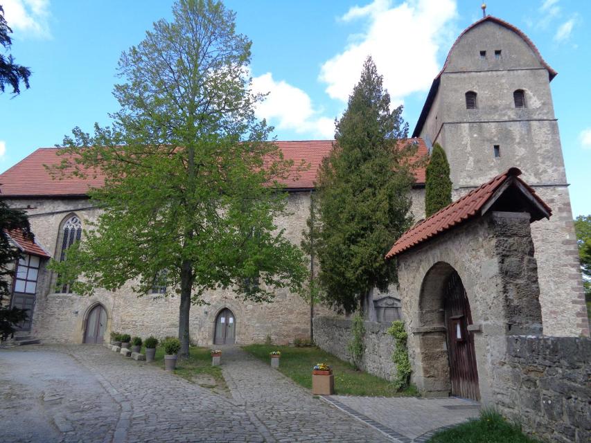 Die Michaeliskirche in Rohr wurde zwischen 815 und 824 n. Chr. in der damaligen Grenzregion des karolingischen Reiches als Kirche eines Benediktinerklosters gebaut. Später diente sie bis Anfang des 11. Jahrhunderts als Pfalzkirche. Somit ist sie i...