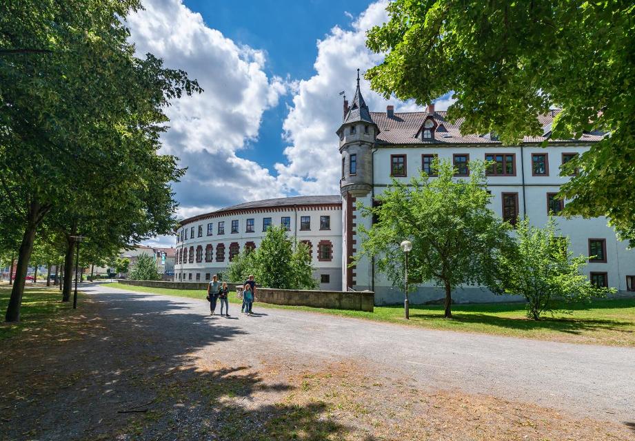 Von 1682 bis 1692 ließ Herzog Bernhard I. auf dem Gelände der Meininger Stadtburg Schloss Elisabethenburg errichten. Der Hauptzugang zum Schloss führt durch einen Rundbau in den Ehrenhof des barocken dreiflügeligen Baukomplexes. Im gärtnerisch lie...