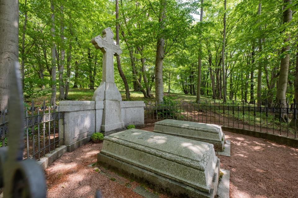 Herzog Georg II. starb 1914. Bereits vier Jahre später, also 1918, endete unter seinem Nachfolger und Sohn Herzog Bernhard III. die Regentschaft des Herzogtums Sachsen-Meiningen, die 237 Jahre lang bestanden hatte. Schon bald darauf entstand am westlichen Rand der Fohlenwiese ein Grabmal für den ...