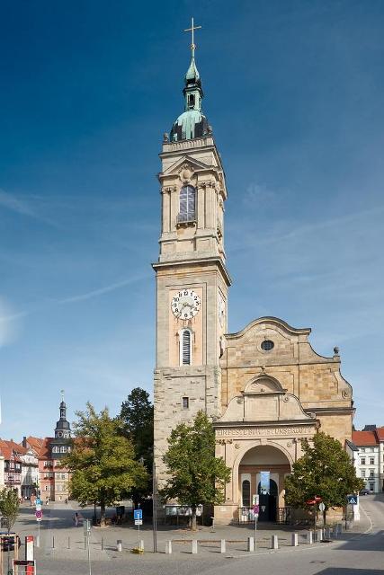 LEBEN, MUSIK UND GESCHICHTEN UM BACHS TAUFSTEIN
Mitten in der Stadt steht die Stadtkirche St. Georgen. Gegründet um 1188 durch Landgraf Ludwig III., kann man der Kirche ansehen, dass sie immer wieder umgebaut worden ist. Ihren prägnanten Turm erhi...